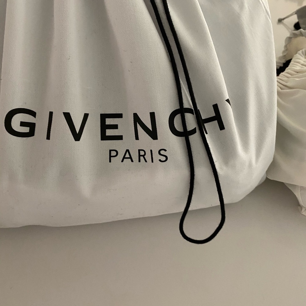 Givenchy Antigona Small Top Handle Bag in Box Leather - Picture 6 of 6